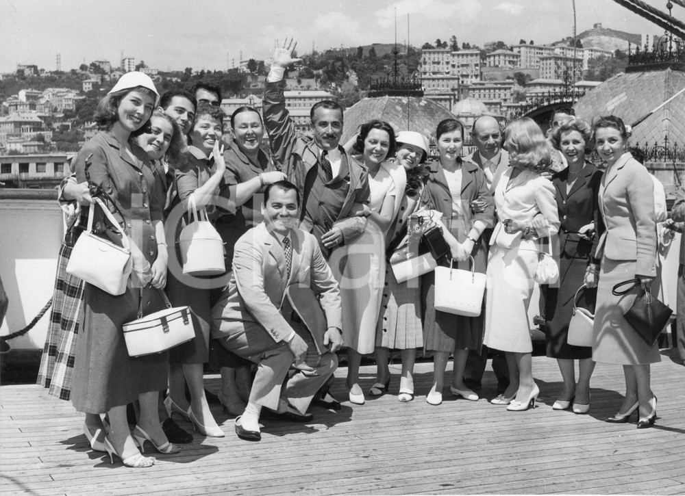1956 GENOVA M/N AUGUSTUS - Peppino DE FILIPPO e Ave NINCHI in partenza (2) Foto 1956Fotografia vintage rara d'epoca.Timbro archivio Publifoto Genova al verso.FORMATO: 24x18 cm CONDIZIONI: FAIR (lievi increspature e minimi difetti di stampa)ICHARTA mette in vendita le stampe vintage della collezione Publifoto Genova, per la maggior parte inedita o in tiratura di pochi esemplari. Si tratta di un'ottima opportunit&agrave; di investimento per i collezionisti di fotografie d'epoca.    originale e autentica 1