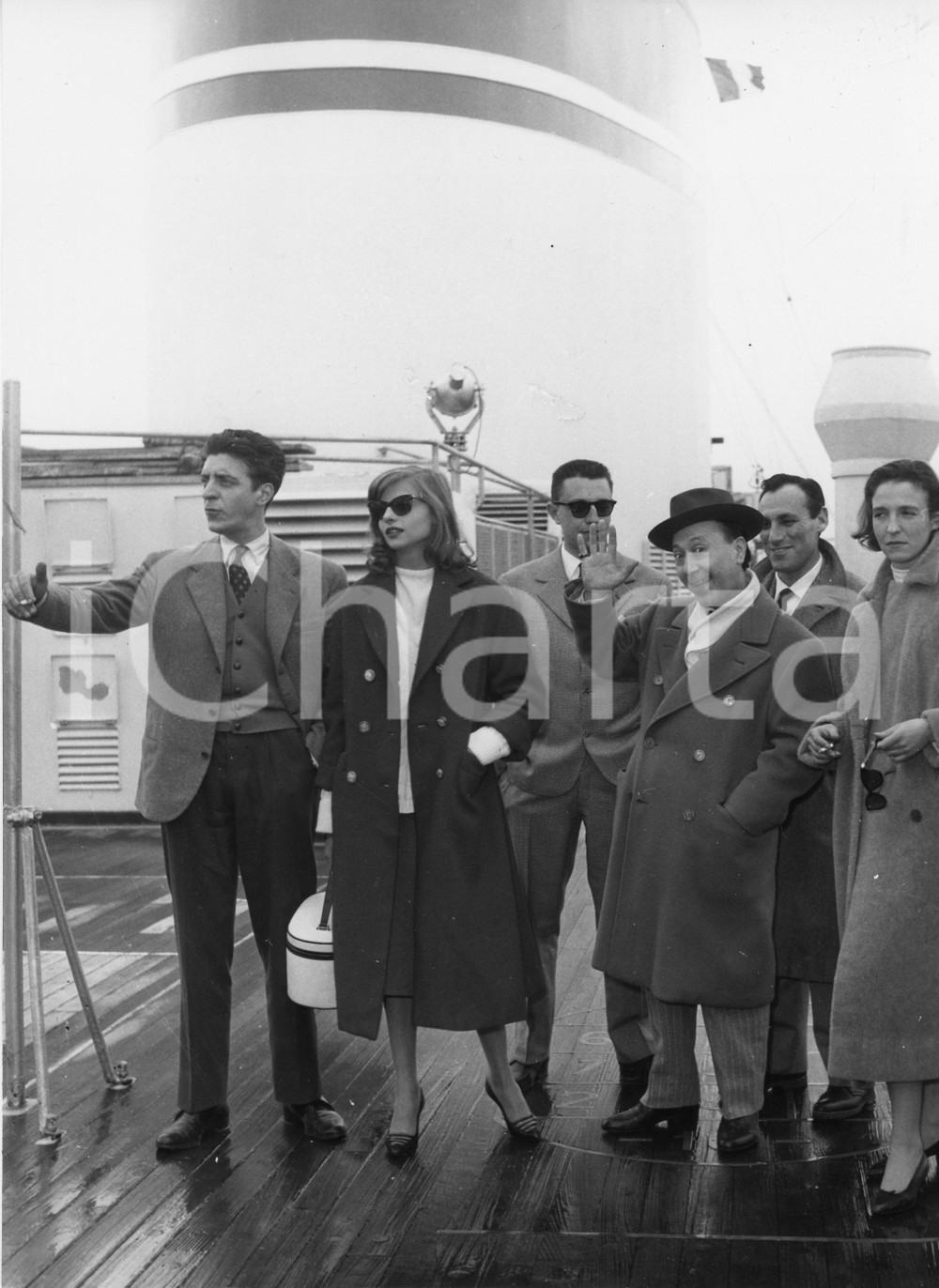 1956 GENOVA Erminio MACARIO saluta troupe di Pino BELLI in partenza (1) Foto 1956Fotografia vintage rara d'epoca.Erminio Macario saluta la troupe del regista Pino Belli in partenza per il Brasile, dove avrebbero girato "Il segreto della Sierra Dorada".Sono presenti le attrici Iris Bianchi e Valeria Alberti.Timbro archivio Publifoto Genova al verso.FORMATO: 18x24 cm CONDIZIONI: G (minimi difetti di stampa)ICHARTA mette in vendita le stampe vintage della collezione Publifoto Genova, per la maggior parte inedita o in tiratura di pochi esemplari. Si tratta di un'ottima opportunit&agrave; di investimento per i collezionisti di fotografie d'epoca.    originale e autentica 1