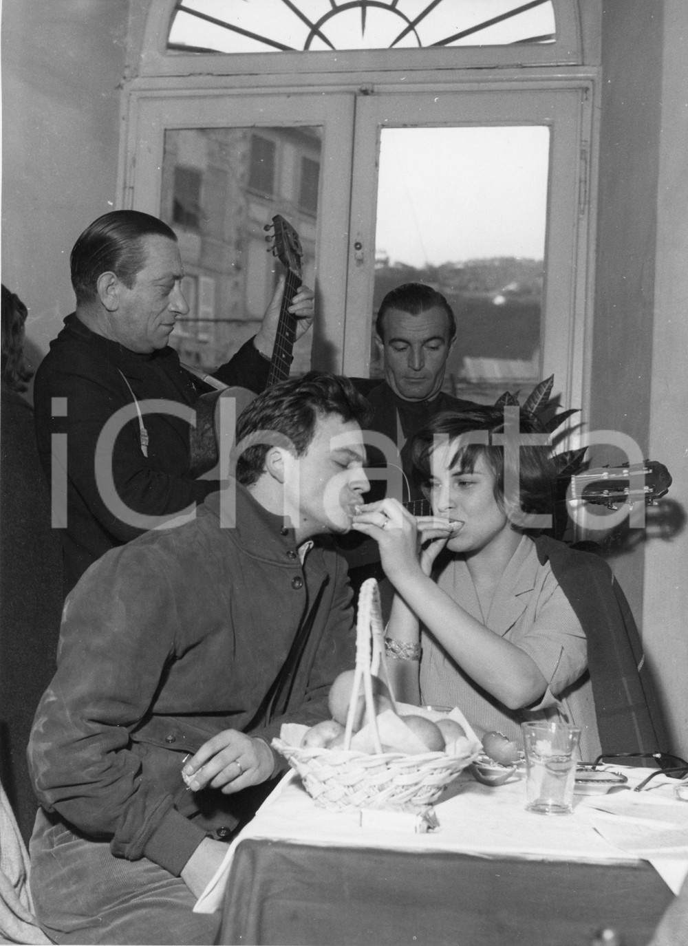 1956 PORTOFINO Antonella LUALDI e Franco INTERLENGHI al ristorante (2) Foto 1956Fotografia vintage rara d'epoca.Timbro archivio Publifoto Genova al verso.FORMATO: 18x24 cm CONDIZIONI: G (minimi difetti di stampa)ICHARTA mette in vendita le stampe vintage della collezione Publifoto Genova, per la maggior parte inedita o in tiratura di pochi esemplari. Si tratta di un'ottima opportunit&agrave; di investimento per i collezionisti di fotografie d'epoca.    originale e autentica 1