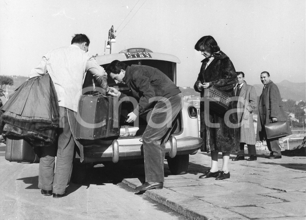 1955 SANTA MARGHERITA LIGURE Arrivo Franco INTERLENGHI Antonella LUALDI - Foto 1955Fotografia vintage rara d'epoca.Timbro archivio Publifoto Genova al verso.FORMATO: 24x18 cm CONDIZIONI: FAIR (lievi increspature; minimi difetti di stampa)ICHARTA mette in vendita le stampe vintage della collezione Publifoto Genova, per la maggior parte inedita o in tiratura di pochi esemplari. Si tratta di un'ottima opportunit&agrave; di investimento per i collezionisti di fotografie d'epoca.    originale e autentica 1