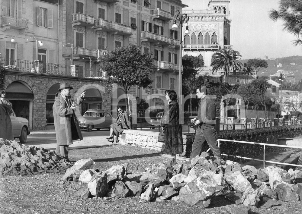 1955 SANTA MARGHERITA LIGURE Franco INTERLENGHI Antonella LUALDI a passeggio 1955Fotografia vintage rara d'epoca.Timbro archivio Publifoto Genova al verso.FORMATO: 24x18 cm CONDIZIONI: FAIR (lievi increspature; minimi difetti di stampa)ICHARTA mette in vendita le stampe vintage della collezione Publifoto Genova, per la maggior parte inedita o in tiratura di pochi esemplari. Si tratta di un'ottima opportunit&agrave; di investimento per i collezionisti di fotografie d'epoca.    originale e autentica 1