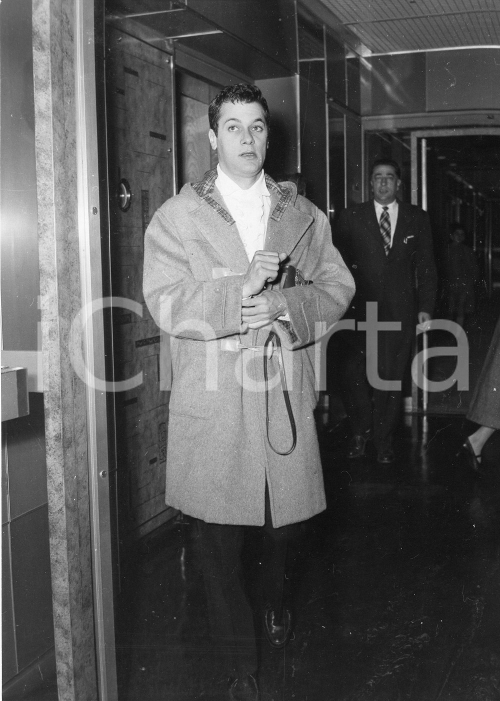 1955 GENOVA M/N COLOMBO Tony CURTIS in partenza - Foto vintage 18x24 cm 1955Fotografia vintage rara d'epoca.Timbro archivio Publifoto Genova al verso.FORMATO: 18x24 cm CONDIZIONI: G (minimi difetti di stampa)ICHARTA mette in vendita le stampe vintage della collezione Publifoto Genova, per la maggior parte inedita o in tiratura di pochi esemplari. Si tratta di un'ottima opportunit&agrave; di investimento per i collezionisti di fotografie d'epoca.    originale e autentica 1