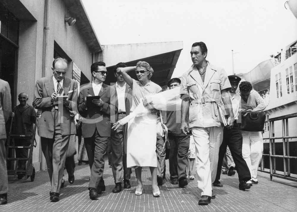 1955 GENOVA Anthony QUINN e Nilla PIZZI in partenza per New York - Foto 24x18 1955Fotografia vintage rara d'epoca.Timbro archivio Publifoto Genova al verso.FORMATO: 24x18 cm CONDIZIONI: G (minimi difetti di stampa)ICHARTA mette in vendita le stampe vintage della collezione Publifoto Genova, per la maggior parte inedita o in tiratura di pochi esemplari. Si tratta di un'ottima opportunit&agrave; di investimento per i collezionisti di fotografie d'epoca.    originale e autentica 1