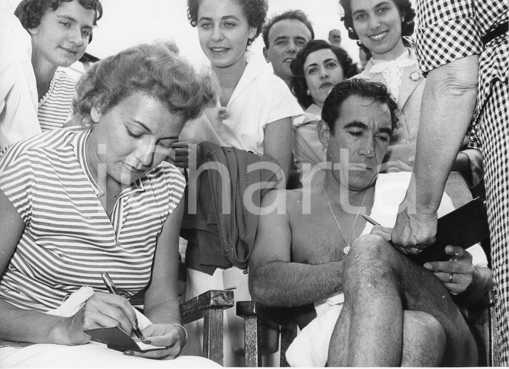 1955 GENOVA T/N Constitution - Anthony QUINN e Nilla PIZZI in partenza (1) Foto 1955Fotografia vintage rara d'epoca, scattata in occasione della partenza per New York di Nilla Pizzi e Anthony Quinn .Timbro archivio Publifoto Genova al verso.FORMATO: 24x18 cm CONDIZIONI: G (minimi difetti di stampa)ICHARTA mette in vendita le stampe vintage della collezione Publifoto Genova, per la maggior parte inedita o in tiratura di pochi esemplari. Si tratta di un'ottima opportunit&agrave; di investimento per i collezionisti di fotografie d'epoca.    originale e autentica 1