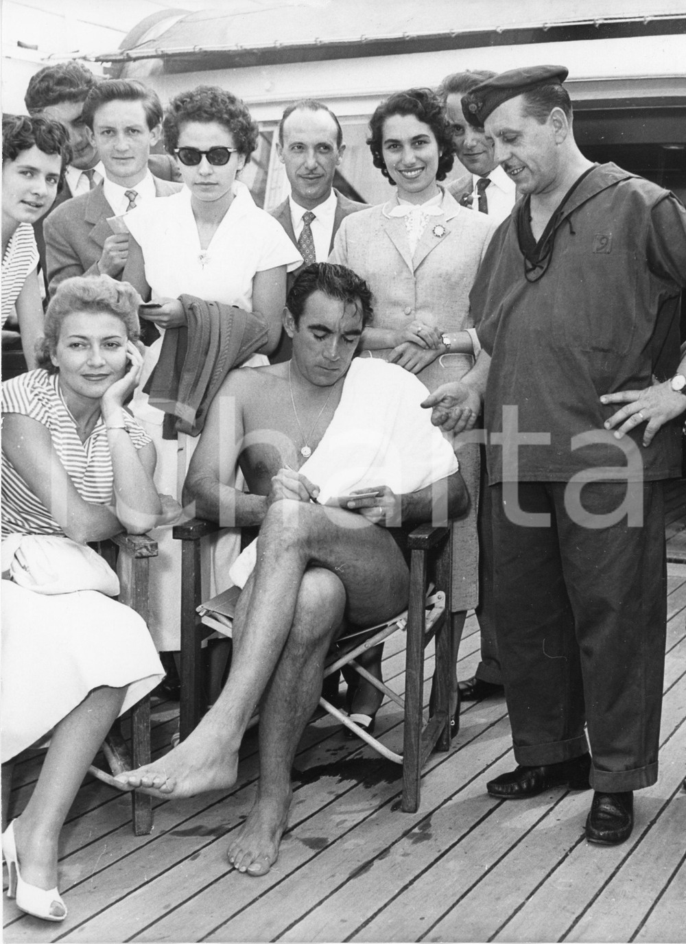 1955 GENOVA T/N Constitution - Anthony QUINN e Nilla PIZZI in partenza (2) Foto 1955Fotografia vintage rara d'epoca, scattata in occasione della partenza per New York di Nilla Pizzi e Anthony Quinn .Timbro archivio Publifoto Genova al verso.FORMATO: 18x24 cm CONDIZIONI: FAIR (piccola abrasione al lato superiore; difetti di stampa)ICHARTA mette in vendita le stampe vintage della collezione Publifoto Genova, per la maggior parte inedita o in tiratura di pochi esemplari. Si tratta di un'ottima opportunit&agrave; di investimento per i collezionisti di fotografie d'epoca.    originale e autentica 1