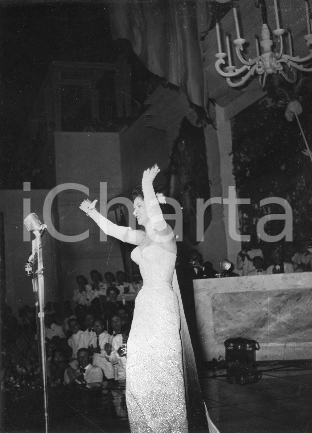 Agosto 1955 MONTECARLO Sporting d'Eté - Gina LOLLOBRIGIDA sul palco - Foto 1955Fotografia vintage rara d'epoca.Timbro archivio Publifoto Genova al verso.FORMATO: 18x24 cm CONDIZIONI: GICHARTA mette in vendita le stampe vintage della collezione Publifoto Genova, per la maggior parte inedita o in tiratura di pochi esemplari. Si tratta di un'ottima opportunit&agrave; di investimento per i collezionisti di fotografie d'epoca.    originale e autentica 1