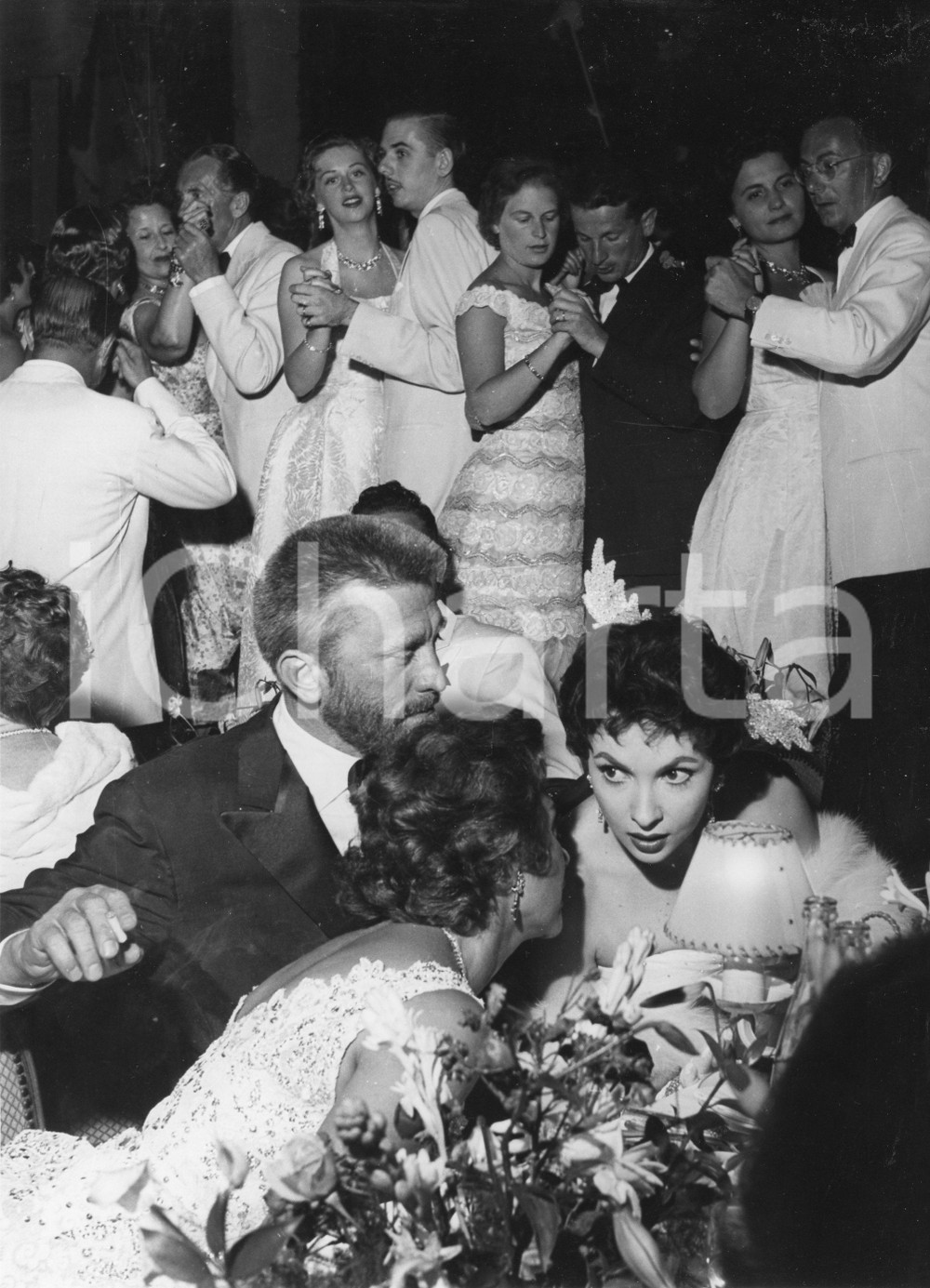 Agosto 1955 MONTECARLO Sporting d'Eté - Kirk DOUGLAS Gina LOLLOBRIGIDA a tavola 1955Fotografia vintage rara d'epoca.Timbro archivio Publifoto Genova al verso.FORMATO: 18x24 cm CONDIZIONI: GICHARTA mette in vendita le stampe vintage della collezione Publifoto Genova, per la maggior parte inedita o in tiratura di pochi esemplari. Si tratta di un'ottima opportunit&agrave; di investimento per i collezionisti di fotografie d'epoca.    originale e autentica 1