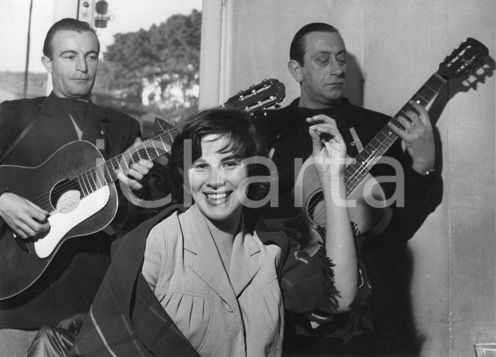 1956 PORTOFINO Attrice Antonella LUALDI in un ristorante (1) Foto vintage 24x18 1956Fotografia vintage rara d'epoca.Timbro archivio Publifoto Genova al verso.FORMATO: 24x18 cm CONDIZIONI: G (minimi difetti di stampa)ICHARTA mette in vendita le stampe vintage della collezione Publifoto Genova, per la maggior parte inedita o in tiratura di pochi esemplari. Si tratta di un'ottima opportunit&agrave; di investimento per i collezionisti di fotografie d'epoca.    originale e autentica 1