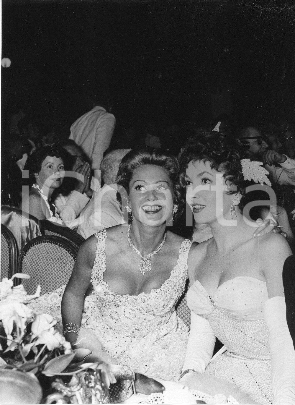 Fotografia d epoca originale Agosto 1955 MONTECARLO Sporting d EtÃ©  Martine CAROL Gina LOLLOBRIGIDA a tavola 1