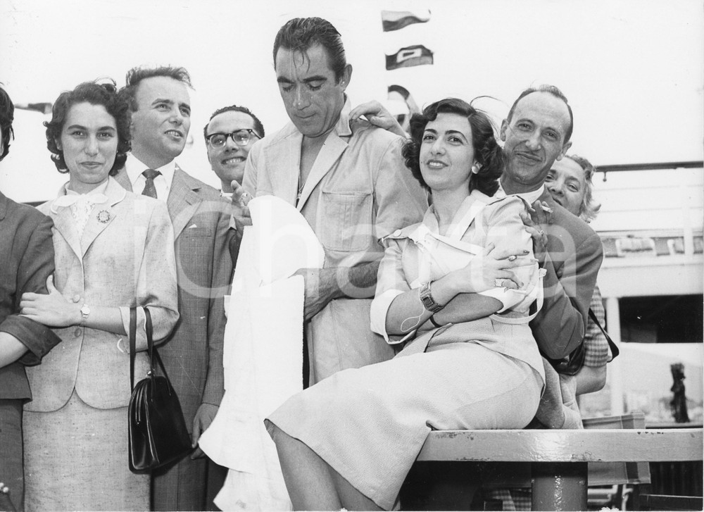 1955 GENOVA T/N Constitution - Anthony QUINN in partenza per New York - Foto 1955Fotografia vintage rara d'epoca, scattata in occasione della partenza per New York di Nilla Pizzi e Anthony Quinn .Timbro archivio Publifoto Genova al verso.FORMATO: 24x18 cm CONDIZIONI: FAIR (increspature marginali e minimi difetti di stampa)ICHARTA mette in vendita le stampe vintage della collezione Publifoto Genova, per la maggior parte inedita o in tiratura di pochi esemplari. Si tratta di un'ottima opportunit&agrave; di investimento per i collezionisti di fotografie d'epoca.    originale e autentica 1