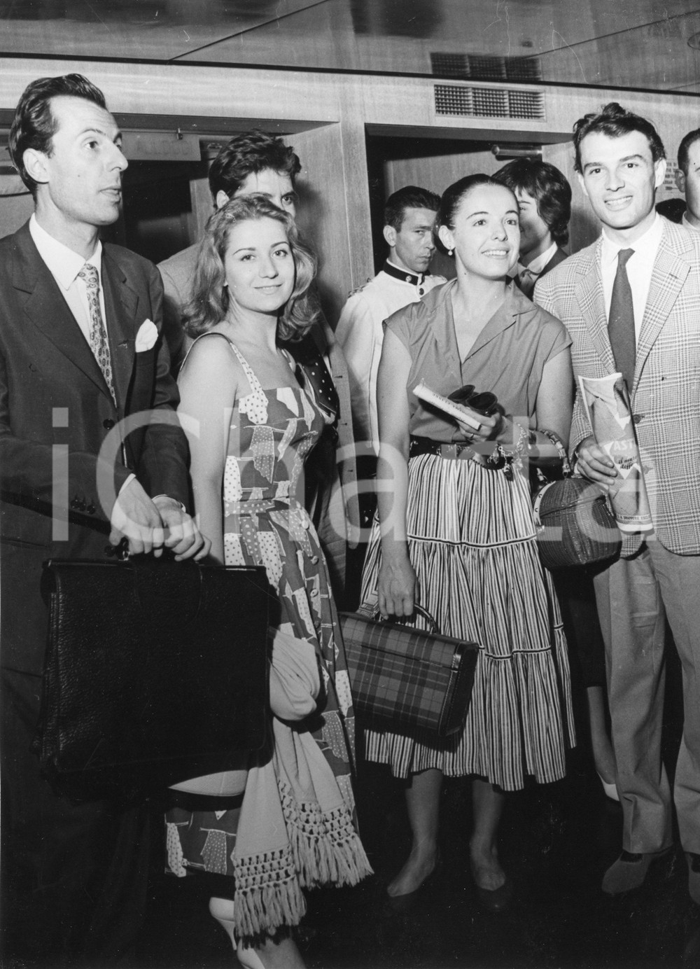 1955 GENOVA Compagnia Teatro Italiano in partenza per il Sudamerica - Foto 18x24 1955Fotografia vintage rara d'epoca.Sono ritratti gli attori: Bianca Toccafondi, Anna Proclemer e Giorgio Albertazzi. Timbro archivio Publifoto Genova al verso.FORMATO: 18x24 cm CONDIZIONI: GICHARTA mette in vendita le stampe vintage della collezione Publifoto Genova, per la maggior parte inedita o in tiratura di pochi esemplari. Si tratta di un'ottima opportunit&agrave; di investimento per i collezionisti di fotografie d'epoca.    originale e autentica 1