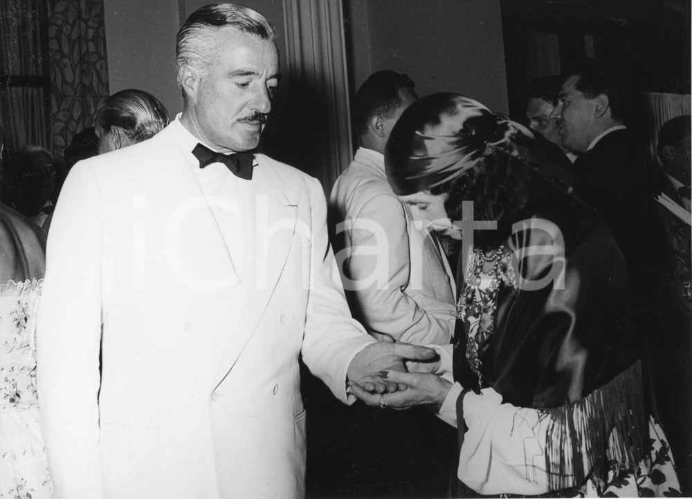 1955 MONTECARLO Sporting d'EtÃ© - Vittorio DE SICA con una cartomante - Foto 1955Fotografia vintage rara d'epoca.Timbro archivio Publifoto Genova al verso.FORMATO: 24x18 cm CONDIZIONI: GICHARTA mette in vendita le stampe vintage della collezione Publifoto Genova, per la maggior parte inedita o in tiratura di pochi esemplari. Si tratta di un'ottima opportunit&agrave; di investimento per i collezionisti di fotografie d'epoca.    originale e autentica 1