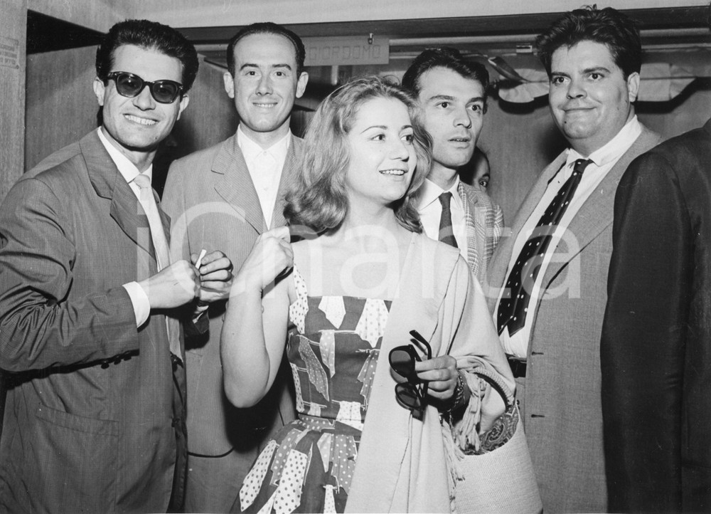 1955 GENOVA Compagnia Teatro Italiano in partenza per il Sudamerica (2) Foto 1955Fotografia vintage rara d'epoca.Sono ritratti gli attori: Bianca Toccafondi, Giorgio Albertazzi e Tino Buazzelli. Timbro archivio Publifoto Genova al verso.FORMATO: 24x18 cm CONDIZIONI: GICHARTA mette in vendita le stampe vintage della collezione Publifoto Genova, per la maggior parte inedita o in tiratura di pochi esemplari. Si tratta di un'ottima opportunit&agrave; di investimento per i collezionisti di fotografie d'epoca.    originale e autentica 1