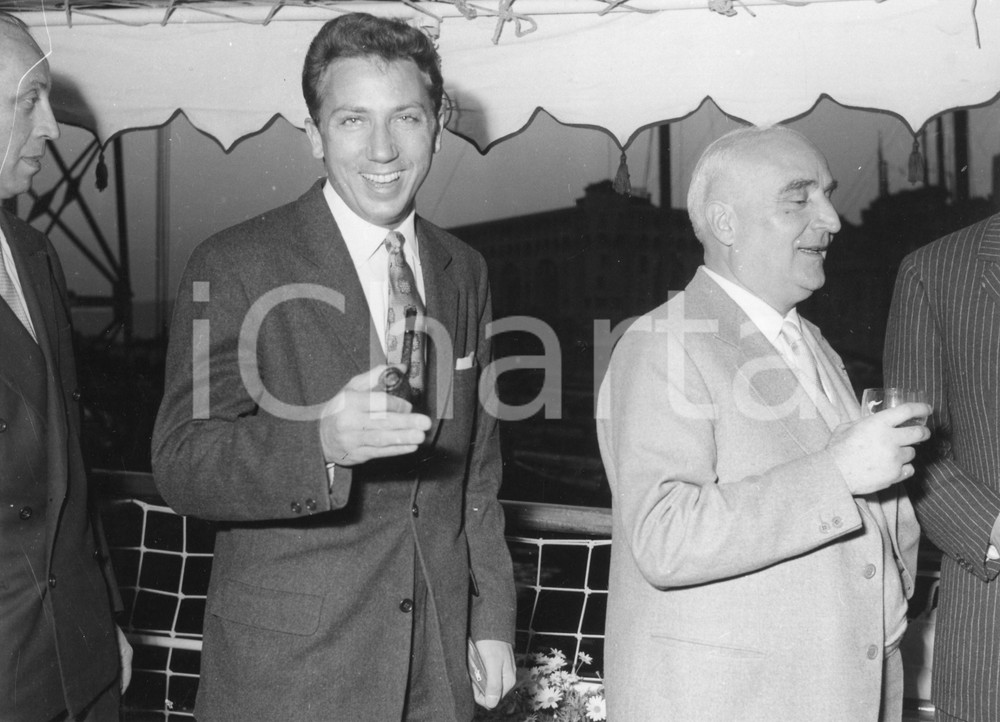 1955 SANREMO Mike BONGIORNO ospite di Angelo RIZZOLI sul suo yacht - Foto 1955Fotografia vintage rara d'epoca.Timbro archivio Publifoto Genova al verso.FORMATO: 24x18 cm CONDIZIONI: FAIR (difetti di stampa)ICHARTA mette in vendita le stampe vintage della collezione Publifoto Genova, per la maggior parte inedita o in tiratura di pochi esemplari. Si tratta di un'ottima opportunit&agrave; di investimento per i collezionisti di fotografie d'epoca.    originale e autentica 1