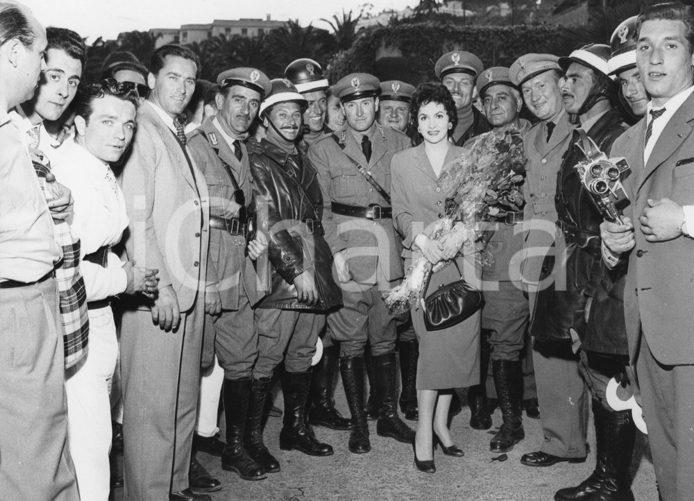 1955 SANREMO RALLY DEL CINEMA Gina LOLLOBRIGIDA tra gli agenti di Polizia - Foto 1955Fotografia vintage rara d'epoca.Timbro archivio Publifoto Genova al verso.FORMATO: 24x18 cm CONDIZIONI: G (minimi difetti di stampa)ICHARTA mette in vendita le stampe vintage della collezione Publifoto Genova, per la maggior parte inedita o in tiratura di pochi esemplari. Si tratta di un'ottima opportunit&agrave; di investimento per i collezionisti di fotografie d'epoca.    originale e autentica 1