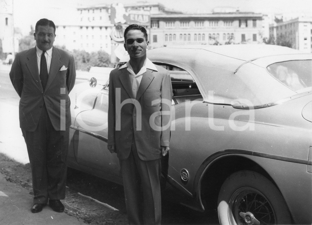 1954 GENOVA Re Hussein di Giordania in visita - Ritratto (1) Foto 24x18 cm 1954Fotografia vintage rara d'epoca.Timbro archivio Publifoto Genova al verso.FORMATO: 24x18 cm CONDIZIONI: G (minimi difetti di stampa)ICHARTA mette in vendita le stampe vintage della collezione Publifoto Genova, per la maggior parte inedita o in tiratura di pochi esemplari. Si tratta di un'ottima opportunit&agrave; di investimento per i collezionisti di fotografie d'epoca.    originale e autentica 1