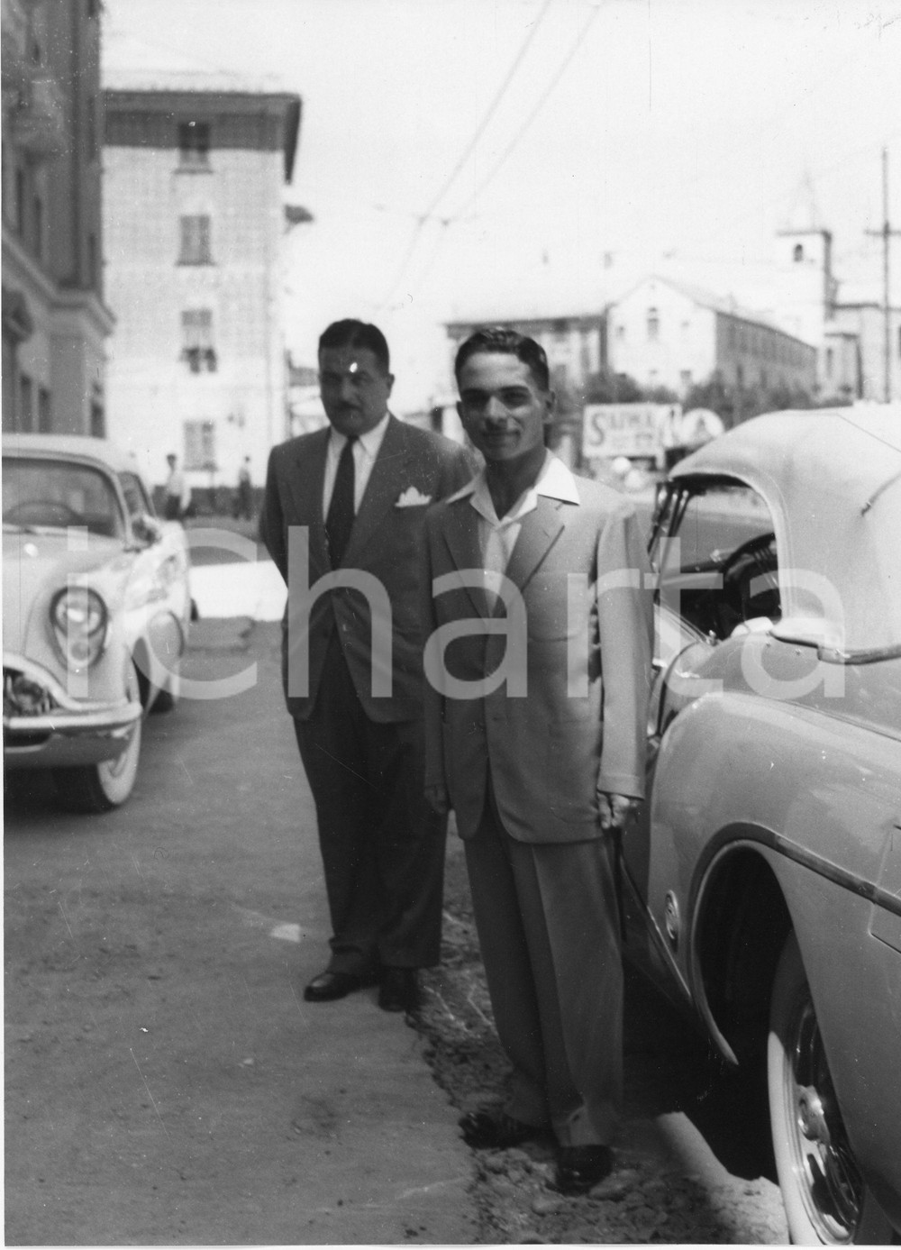1954 GENOVA Re Hussein di Giordania in visita - Ritratto (2) Foto 18x24 cm 1954Fotografia vintage rara d'epoca.Timbro archivio Publifoto Genova al verso.FORMATO: 18x24 cm CONDIZIONI: FAIR (difetti di stampa)ICHARTA mette in vendita le stampe vintage della collezione Publifoto Genova, per la maggior parte inedita o in tiratura di pochi esemplari. Si tratta di un'ottima opportunit&agrave; di investimento per i collezionisti di fotografie d'epoca.    originale e autentica 1