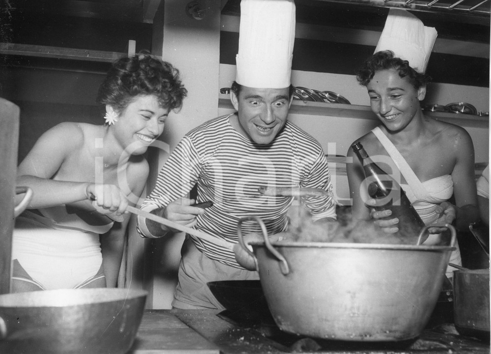 Fotografia d epoca originale 1952 SANTA MARGHERITA LIGURE Ugo TOGNAZZI in cucina  Foto vintage RARA 24x18 1