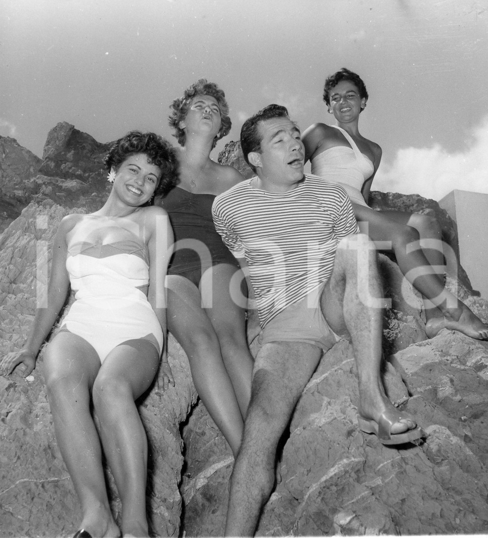 1952 SANTA MARGHERITA LIGURE Ugo TOGNAZZI sulla spiaggia del BARRACUDA - Foto 1952Fotografia vintage rara d'epoca.Timbro archivio Publifoto Genova al verso.FORMATO: 18x19 cm CONDIZIONI: FAIR (difetti di stampa e increspature marginali)ICHARTA mette in vendita le stampe vintage della collezione Publifoto Genova, per la maggior parte inedita o in tiratura di pochi esemplari. Si tratta di un'ottima opportunit&agrave; di investimento per i collezionisti di fotografie d'epoca.    originale e autentica 1