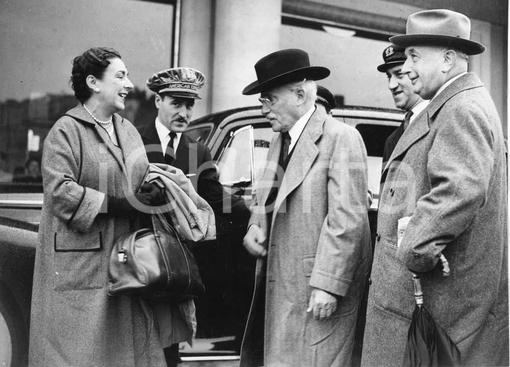1953 GENOVA Arturo TOSCANINI in partenza con la figlia Wally - Foto 24x18 1953Fotografia vintage rara d'epoca, che mostra il maestro Toscanini alla stazione marittima di Genova, in partenza per gli Stati Uniti.Timbro archivio Publifoto Genova al verso.FORMATO: 24x18 cm CONDIZIONI: FAIR (difetti di stampa)ICHARTA mette in vendita le stampe vintage della collezione Publifoto Genova, per la maggior parte inedita o in tiratura di pochi esemplari. Si tratta di un'ottima opportunit&agrave; di investimento per i collezionisti di fotografie d'epoca.    originale e autentica 1