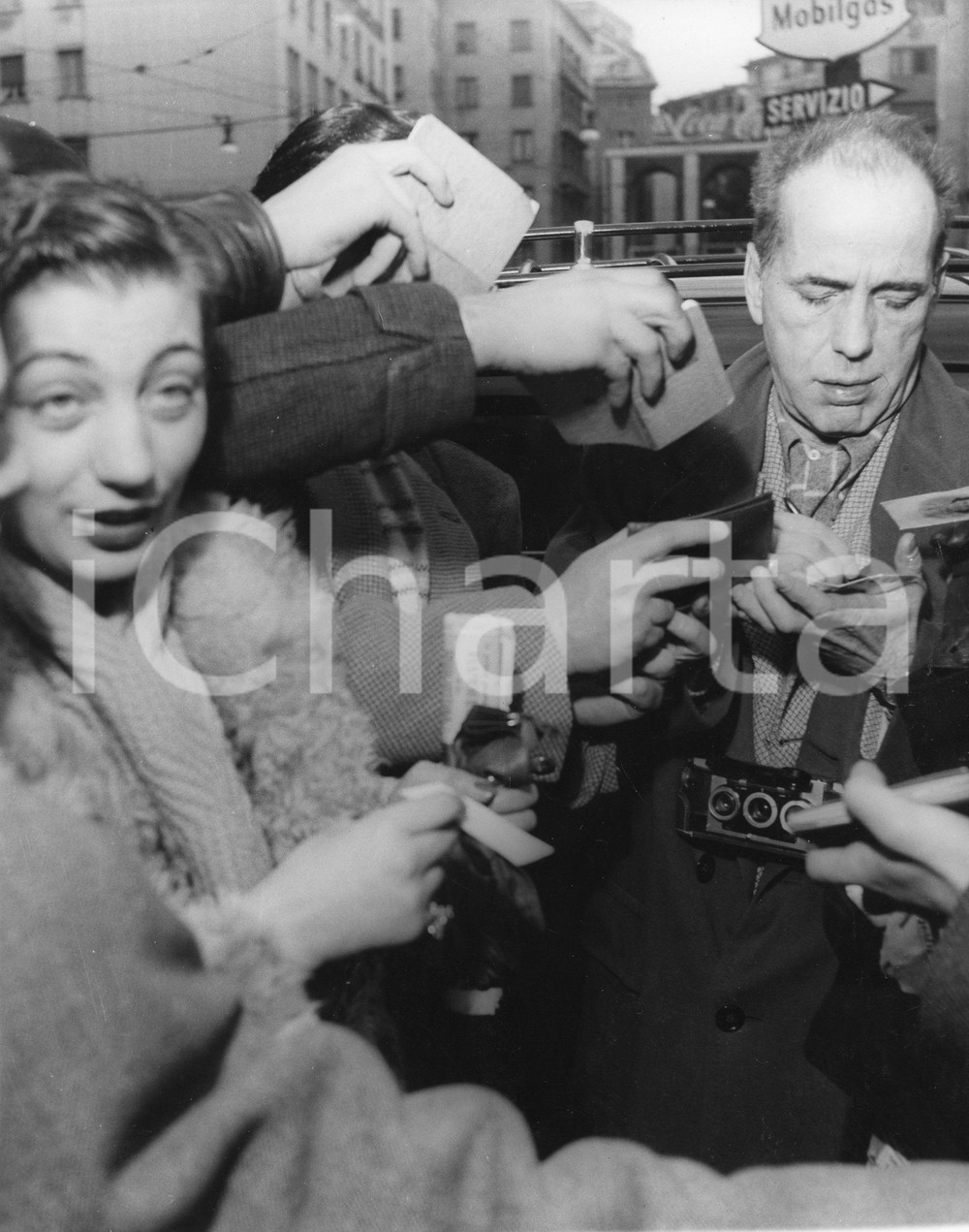 1954 GENOVA Piazza Dante - Humphrey BOGART firma autografi *Foto vintage RARA 1954Fotografia vintage rara d'epoca.Timbro archivio Publifoto Genova al verso.FORMATO: 18x21 cm CONDIZIONI: G (minimi difetti di stampa)ICHARTA mette in vendita le stampe vintage della collezione Publifoto Genova, per la maggior parte inedita o in tiratura di pochi esemplari. Si tratta di un'ottima opportunit&agrave; di investimento per i collezionisti di fotografie d'epoca.    originale e autentica 1