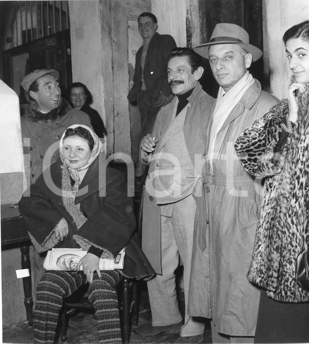 1954 PORTOFINO L'attore Tino SCOTTI con la moglie (1) Foto vintage RARA 1954Fotografia vintage rara d'epoca.Timbro archivio Publifoto Genova al verso.FORMATO: 18x19 cm CONDIZIONI: POOR (residuo cartaceo al lato sinistro, lievi ondulature e piccoli difetti di stampa)ICHARTA mette in vendita le stampe vintage della collezione Publifoto Genova, per la maggior parte inedita o in tiratura di pochi esemplari. Si tratta di un'ottima opportunit&agrave; di investimento per i collezionisti di fotografie d'epoca.    originale e autentica 1