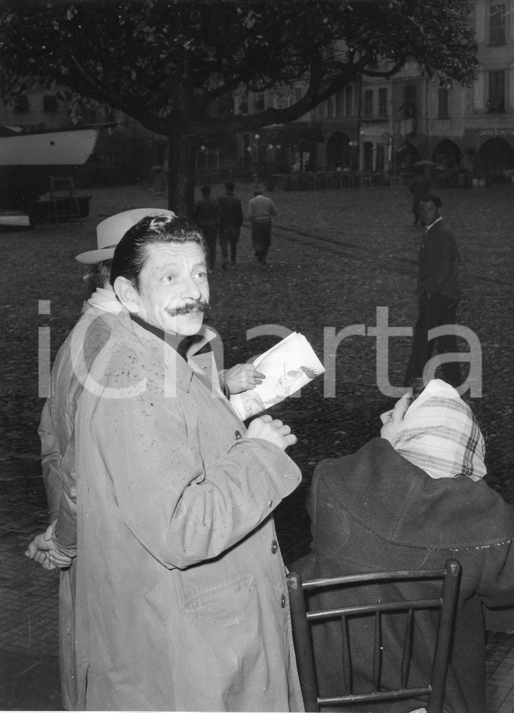 1954 PORTOFINO L'attore Tino SCOTTI con la moglie (2) Foto vintage RARA 1954Fotografia vintage rara d'epoca.Timbro archivio Publifoto Genova al verso.FORMATO: 18x24 cm CONDIZIONI: G (piccoli difetti di stampa)ICHARTA mette in vendita le stampe vintage della collezione Publifoto Genova, per la maggior parte inedita o in tiratura di pochi esemplari. Si tratta di un'ottima opportunit&agrave; di investimento per i collezionisti di fotografie d'epoca.    originale e autentica 1