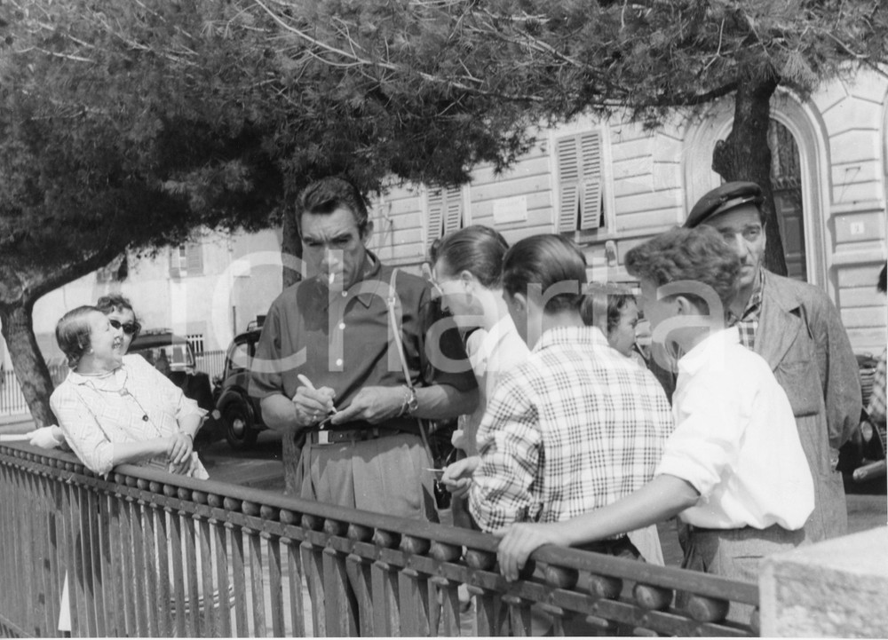 1954 GENOVA Attore Anthony QUINN firma autografi - Foto vintage 24x18 cm 1954Fotografia vintage rara d'epoca.Timbro archivio Publifoto Genova al verso.FORMATO: 24x18 cm CONDIZIONI: G (ma lieve piegatura marginale)ICHARTA mette in vendita le stampe vintage della collezione Publifoto Genova, per la maggior parte inedita o in tiratura di pochi esemplari. Si tratta di un'ottima opportunit&agrave; di investimento per i collezionisti di fotografie d'epoca.    originale e autentica 1
