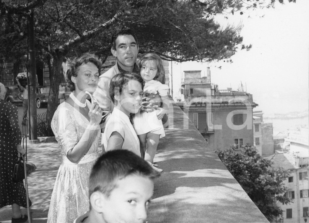 1954 GENOVA Anthony QUINN con la moglie Katherine DeMILLE e i figli (1) Foto 1954Fotografia vintage rara d'epoca.Timbro archivio Publifoto Genova al verso.FORMATO: 24x18 cm CONDIZIONI: FAIR (ondulatura marginale)ICHARTA mette in vendita le stampe vintage della collezione Publifoto Genova, per la maggior parte inedita o in tiratura di pochi esemplari. Si tratta di un'ottima opportunit&agrave; di investimento per i collezionisti di fotografie d'epoca.    originale e autentica 1