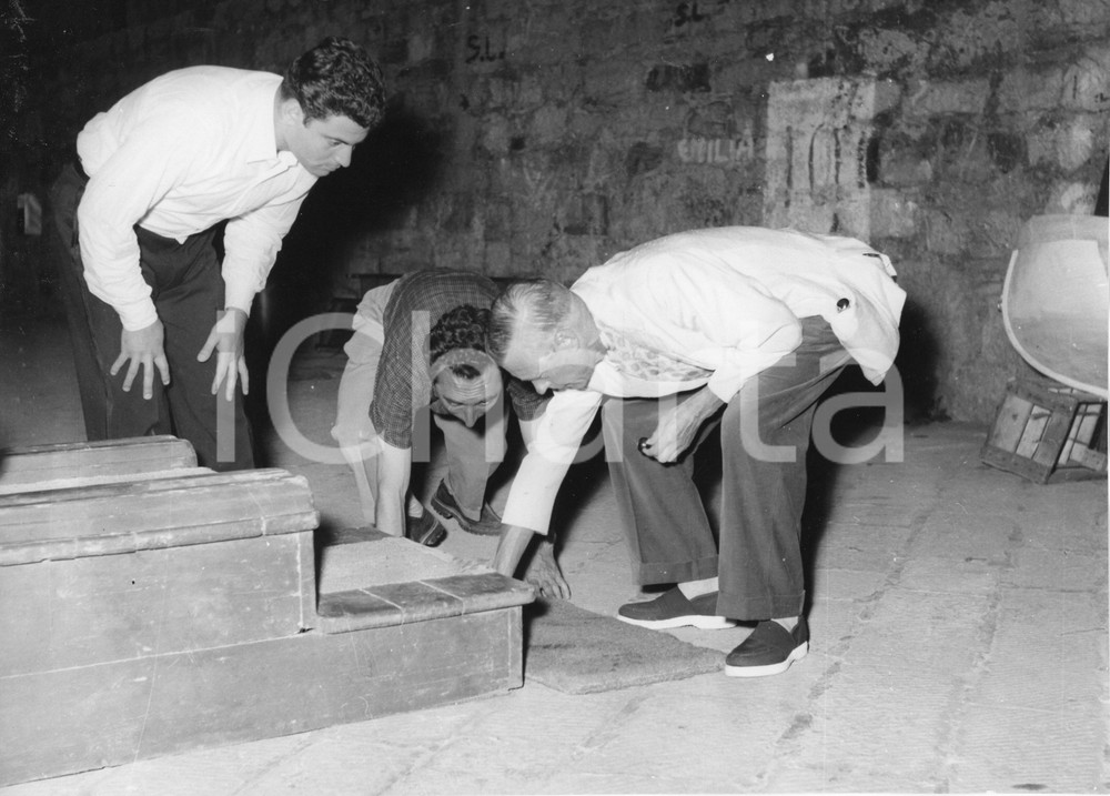 1954 PORTOFINO Duca di WINDSOR - Preparazione della scaletta (2) Foto 24x18 cm 1954Fotografia vintage rara d'epoca.Timbro archivio Publifoto Genova al verso.FORMATO: 24x18 cm CONDIZIONI: FAIR (difetti di stampa)ICHARTA mette in vendita le stampe vintage della collezione Publifoto Genova, per la maggior parte inedita o in tiratura di pochi esemplari. Si tratta di un'ottima opportunit&agrave; di investimento per i collezionisti di fotografie d'epoca.    originale e autentica 1