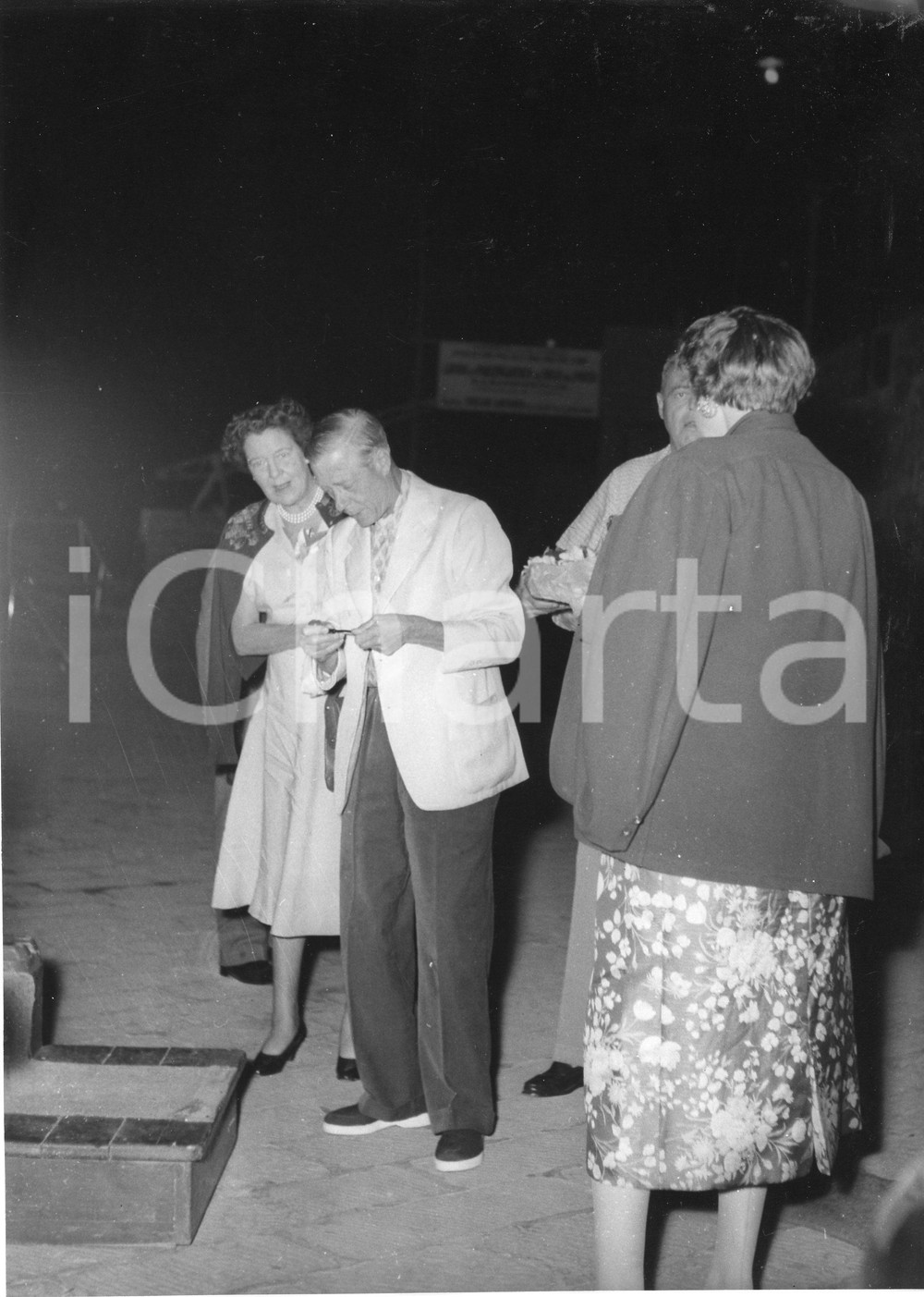 1954 PORTOFINO Duchi di WINDSOR rientrano sullo yacht - Foto 18x24 cm 1954Fotografia vintage rara d'epoca.Timbro archivio Publifoto Genova al verso.FORMATO: 18x24 cm CONDIZIONI: G (minime increspature e difetti di stampa)ICHARTA mette in vendita le stampe vintage della collezione Publifoto Genova, per la maggior parte inedita o in tiratura di pochi esemplari. Si tratta di un'ottima opportunit&agrave; di investimento per i collezionisti di fotografie d'epoca.    originale e autentica 1