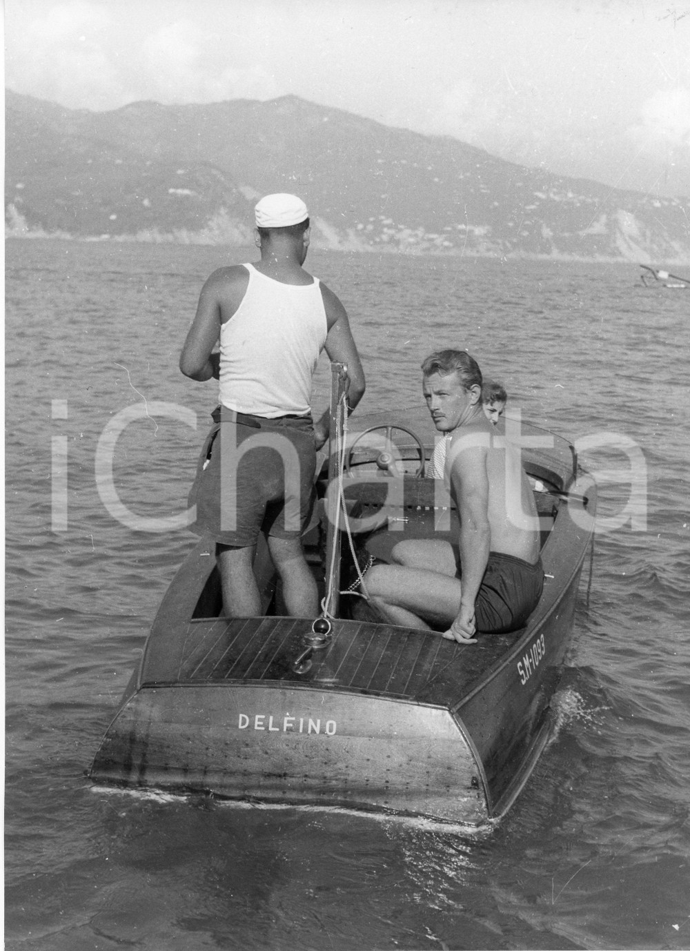 1952 SANTA MARGHERITA LIGURE Attore Jacques SERNAS al mare (3) Foto 18x24 cm 1952Fotografia vintage rara d'epoca.Timbro archivio Publifoto Genova al verso.FORMATO: 18x24 cm CONDIZIONI: FAIR (difetti di stampa)ICHARTA mette in vendita le stampe vintage della collezione Publifoto Genova, per la maggior parte inedita o in tiratura di pochi esemplari. Si tratta di un'ottima opportunit&agrave; di investimento per i collezionisti di fotografie d'epoca.    originale e autentica 1