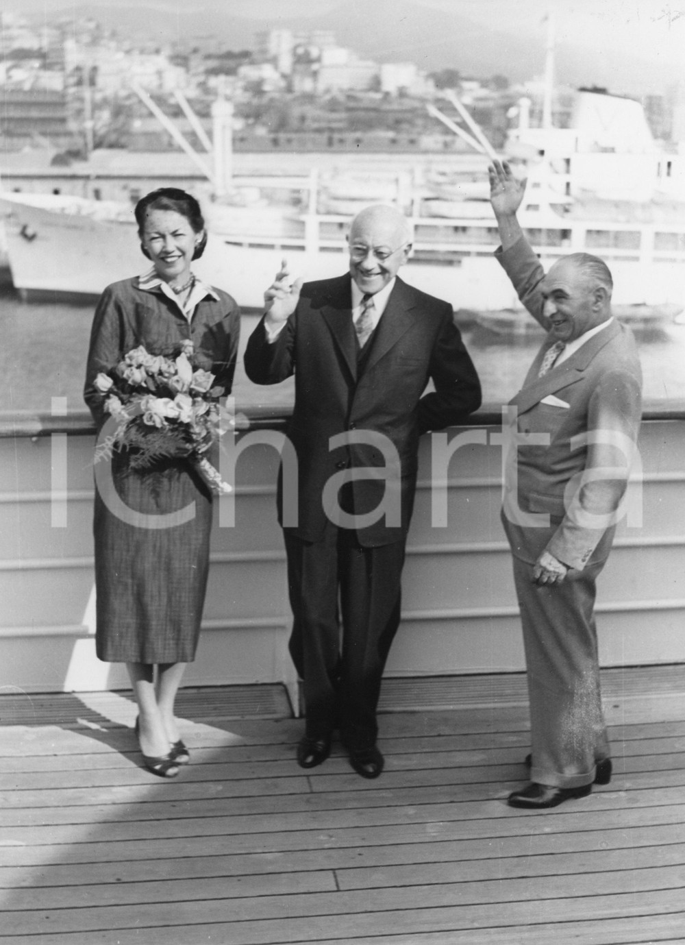 1954 GENOVA M/N Constitution - Arrivo regista Cecil B. DE MILLE *Foto 18x24 cm 1954Fotografia vintage rara d'epoca.Timbro archivio Publifoto Genova al verso.FORMATO: 18x24 cm CONDIZIONI: GICHARTA mette in vendita le stampe vintage della collezione Publifoto Genova, per la maggior parte inedita o in tiratura di pochi esemplari. Si tratta di un'ottima opportunit&agrave; di investimento per i collezionisti di fotografie d'epoca.    originale e autentica 1