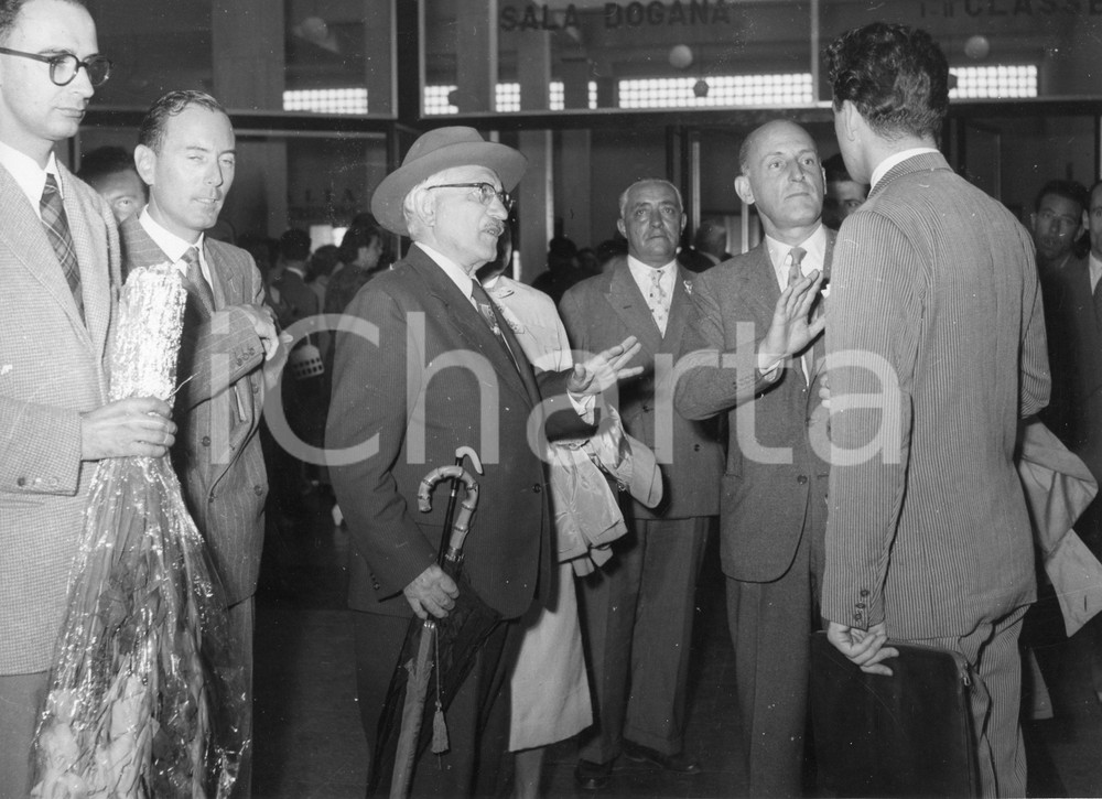 1954 GENOVA Arrivo prof. Selman WAKSMAN Premio Nobel medicina - Foto 24x18 1954Fotografia vintage rara d'epoca.Timbro archivio Publifoto Genova al verso.FORMATO: 24x18 cm CONDIZIONI: G (ma piccoli difetti di stampa)ICHARTA mette in vendita le stampe vintage della collezione Publifoto Genova, per la maggior parte inedita o in tiratura di pochi esemplari. Si tratta di un'ottima opportunit&agrave; di investimento per i collezionisti di fotografie d'epoca.    originale e autentica 1