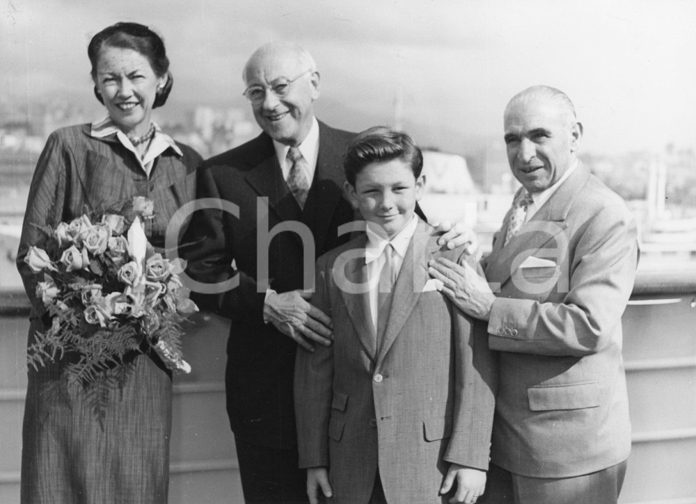 1954 GENOVA M/N Constitution - Arrivo regista Cecil B. DE MILLE (2) Foto 24x18 1954Fotografia vintage rara d'epoca.Timbro archivio Publifoto Genova al verso.FORMATO: 24x18 cm CONDIZIONI: G (ma piccole piegature angolari)ICHARTA mette in vendita le stampe vintage della collezione Publifoto Genova, per la maggior parte inedita o in tiratura di pochi esemplari. Si tratta di un'ottima opportunit&agrave; di investimento per i collezionisti di fotografie d'epoca.    originale e autentica 1
