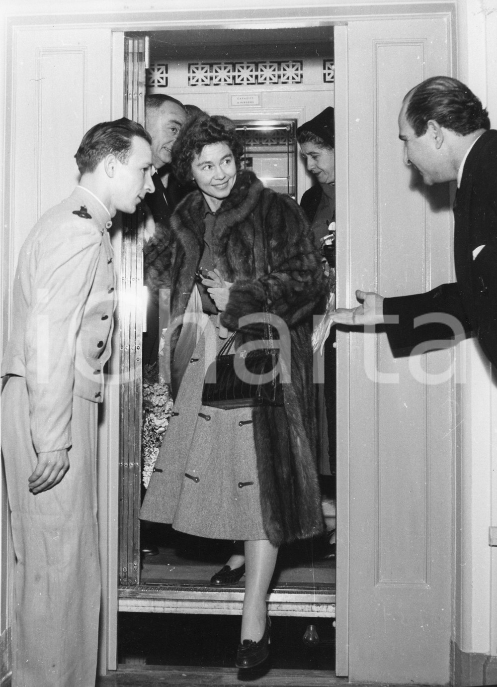 1955 GENOVA Stazione ferroviaria - Arrivo regina Federica di Grecia (2) Foto 1955Fotografia vintage rara d'epoca, che ritrae l'arrivo da Milano dei sovrani di Grecia (Re Paolo e regina Federica di Hannover).Timbro archivio Publifoto Genova al verso.FORMATO: 18x24 cm CONDIZIONI: FAIR (difetti di stampa)ICHARTA mette in vendita le stampe vintage della collezione Publifoto Genova, per la maggior parte inedita o in tiratura di pochi esemplari. Si tratta di un'ottima opportunit&agrave; di investimento per i collezionisti di fotografie d'epoca.    originale e autentica 1