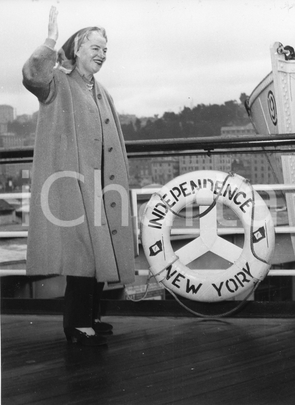 1955 GENOVA T/N Independence - Attrice Gracie FIELDS in partenza (1) Foto 18x24 1955Fotografia vintage rara d'epoca.Timbro archivio Publifoto Genova al verso.FORMATO: 18x24 cm CONDIZIONI: G (lievi difetti di stampa)ICHARTA mette in vendita le stampe vintage della collezione Publifoto Genova, per la maggior parte inedita o in tiratura di pochi esemplari. Si tratta di un'ottima opportunit&agrave; di investimento per i collezionisti di fotografie d'epoca.    originale e autentica 1