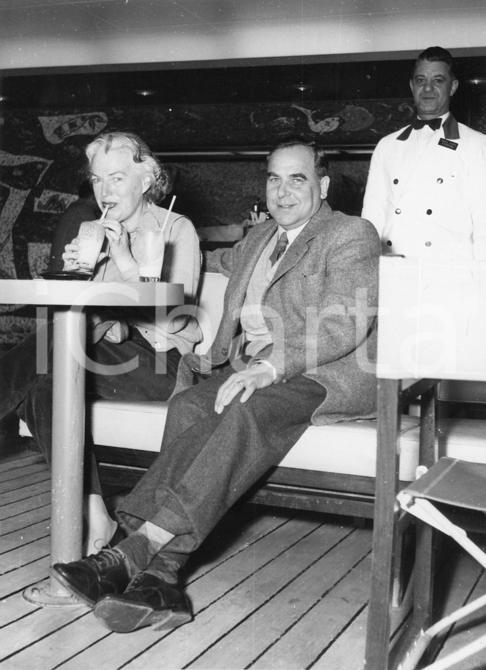 1955 GENOVA T/N Independence - Gracie FIELDS Boris ALPEROVICI al bar (1) Foto 1955Fotografia vintage rara d'epoca.Timbro archivio Publifoto Genova al verso.FORMATO: 18x24 cm CONDIZIONI: G (ma difetti di stampa)ICHARTA mette in vendita le stampe vintage della collezione Publifoto Genova, per la maggior parte inedita o in tiratura di pochi esemplari. Si tratta di un'ottima opportunit&agrave; di investimento per i collezionisti di fotografie d'epoca.    originale e autentica 1