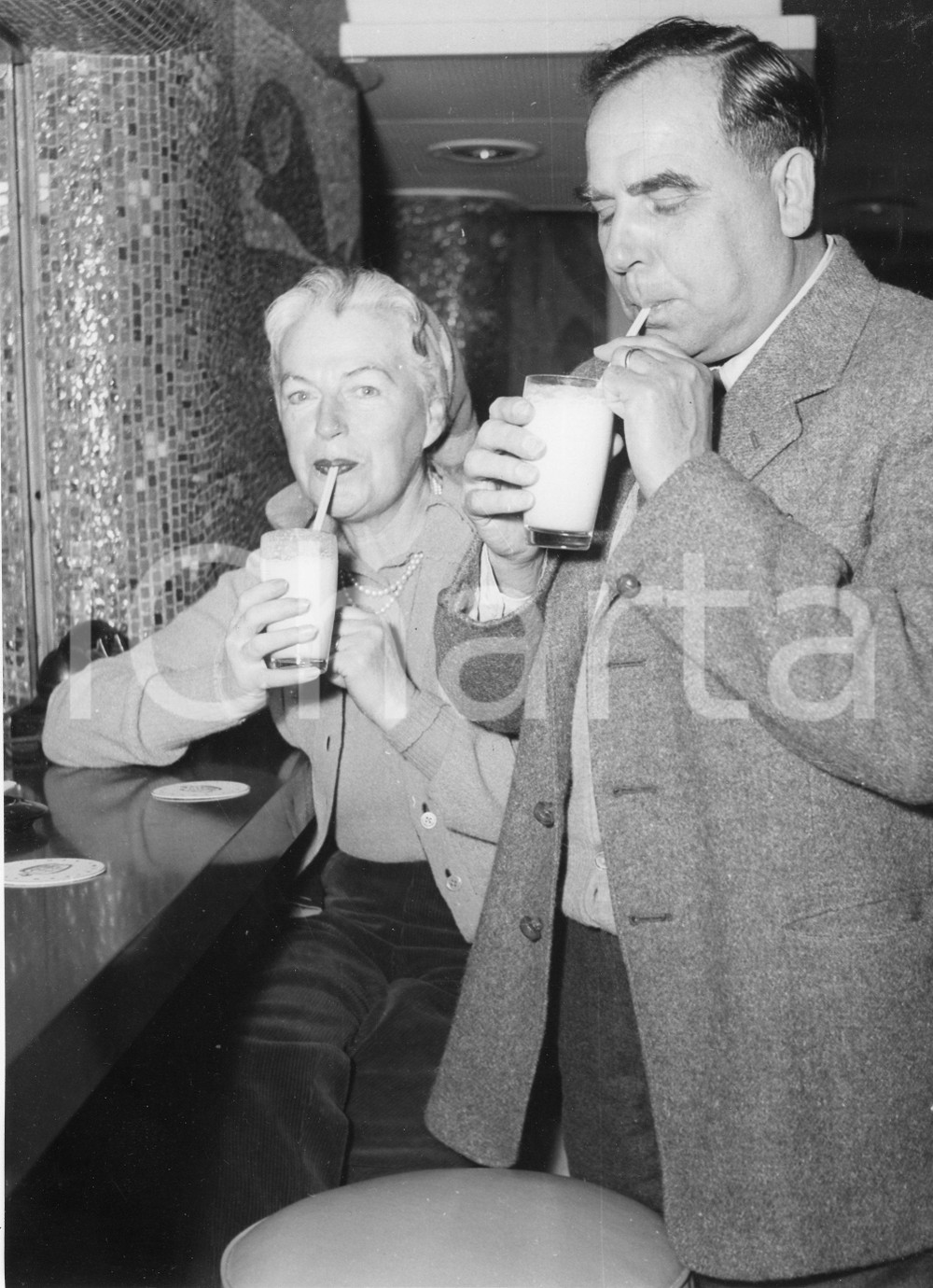 1955 GENOVA T/N Independence - Gracie FIELDS Boris ALPEROVICI al bar (2) Foto 1955Fotografia vintage rara d'epoca.Timbro archivio Publifoto Genova al verso.FORMATO: 18x24 cm CONDIZIONI: G (ma difetti di stampa)ICHARTA mette in vendita le stampe vintage della collezione Publifoto Genova, per la maggior parte inedita o in tiratura di pochi esemplari. Si tratta di un'ottima opportunit&agrave; di investimento per i collezionisti di fotografie d'epoca.    originale e autentica 1
