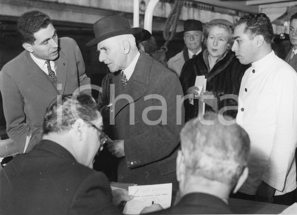 1955 GENOVA Piroscafo PACE - Partenza invitati nozze Maria Pia di Savoia (1) 1955Fotografia vintage rara d'epoca.Timbro archivio Publifoto Genova al verso.FORMATO: 24x18 cm CONDIZIONI: G (ma difetti di stampa)ICHARTA mette in vendita le stampe vintage della collezione Publifoto Genova, per la maggior parte inedita o in tiratura di pochi esemplari. Si tratta di un'ottima opportunit&agrave; di investimento per i collezionisti di fotografie d'epoca.    originale e autentica 1