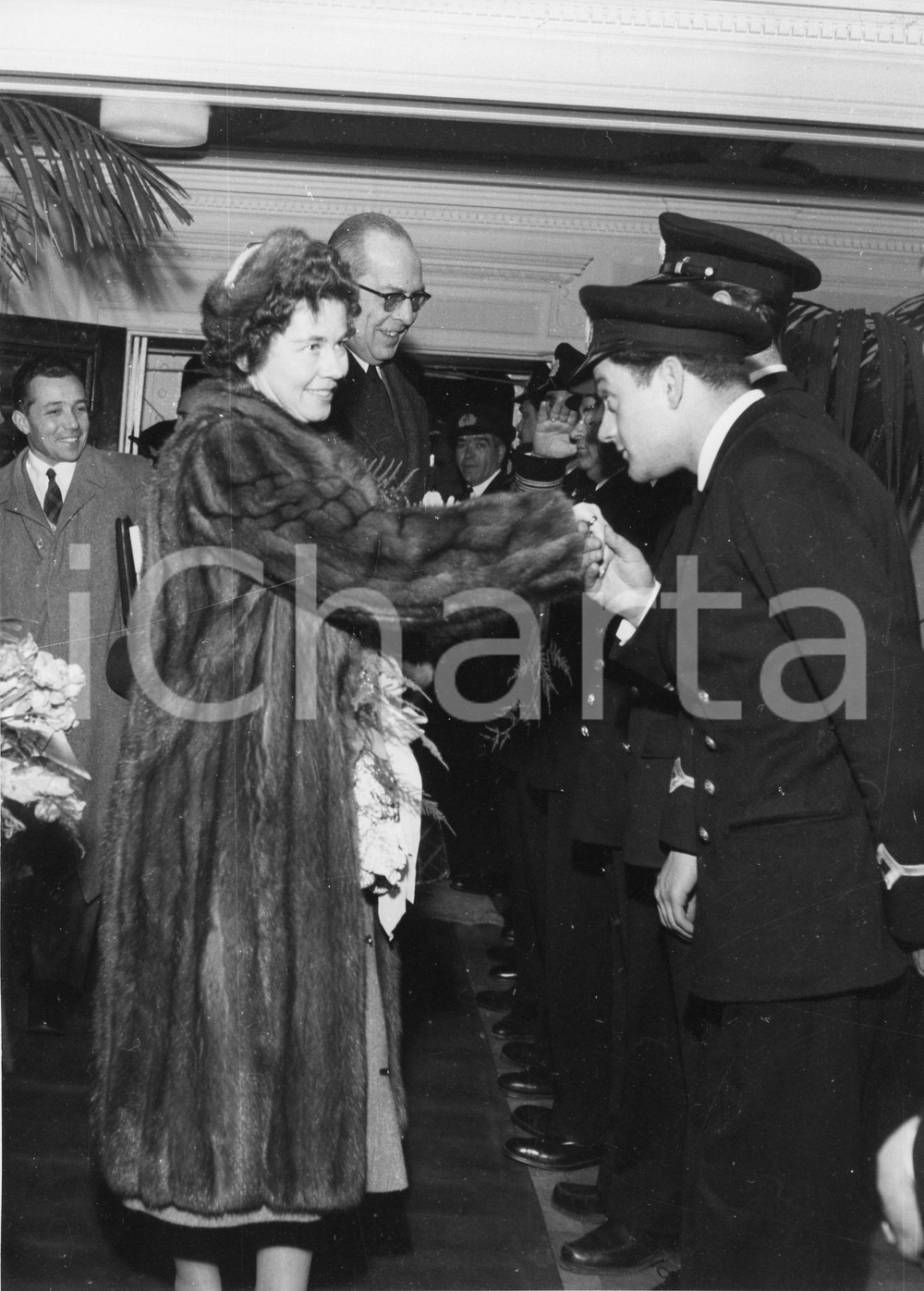 1955 GENOVA Stazione ferroviaria - Arrivo Reali di Grecia (5) Foto 18x24 cm 1955Fotografia vintage rara d'epoca, che ritrae l'arrivo da Milano dei sovrani di Grecia (Re Paolo e regina Federica di Hannover).Timbro archivio Publifoto Genova al verso.FORMATO: 18x24 cm CONDIZIONI: FAIR (difetti di stampa)ICHARTA mette in vendita le stampe vintage della collezione Publifoto Genova, per la maggior parte inedita o in tiratura di pochi esemplari. Si tratta di un'ottima opportunit&agrave; di investimento per i collezionisti di fotografie d'epoca.    originale e autentica 1