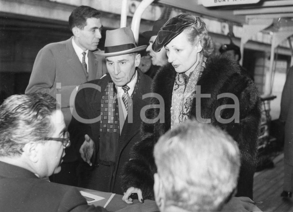 1955 GENOVA Partenza invitati nozze Maria Pia di Savoia - Col. Laerte ZANOTTI 1955Fotografia vintage rara d'epoca, scattata a bordo del piroscafo "Pace".Timbro archivio Publifoto Genova al verso.FORMATO: 24x18 cm CONDIZIONI: G (ma difetti di stampa)ICHARTA mette in vendita le stampe vintage della collezione Publifoto Genova, per la maggior parte inedita o in tiratura di pochi esemplari. Si tratta di un'ottima opportunit&agrave; di investimento per i collezionisti di fotografie d'epoca.    originale e autentica 1