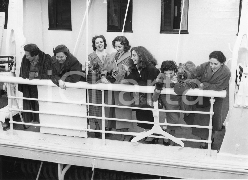 1955 GENOVA Piroscafo PACE *Nobildonne in partenza per nozze Maria Pia di Savoia 1955Fotografia vintage rara d'epoca, scattata a bordo del piroscafo "Pace".Timbro archivio Publifoto Genova al verso.FORMATO: 24x18 cm CONDIZIONI: FAIR (difetti di stampa)ICHARTA mette in vendita le stampe vintage della collezione Publifoto Genova, per la maggior parte inedita o in tiratura di pochi esemplari. Si tratta di un'ottima opportunit&agrave; di investimento per i collezionisti di fotografie d'epoca.    originale e autentica 1