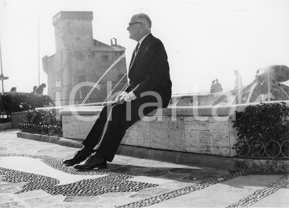 1955 RAPALLO Thornton WILDER commediografo americano (1) Foto 18x24 cm 1955Fotografia vintage rara d'epoca.Timbro archivio Publifoto Genova al verso.FORMATO: 24x18 cm CONDIZIONI: FAIR (difetti di stampa)ICHARTA mette in vendita le stampe vintage della collezione Publifoto Genova, per la maggior parte inedita o in tiratura di pochi esemplari. Si tratta di un'ottima opportunit&agrave; di investimento per i collezionisti di fotografie d'epoca.    originale e autentica 1