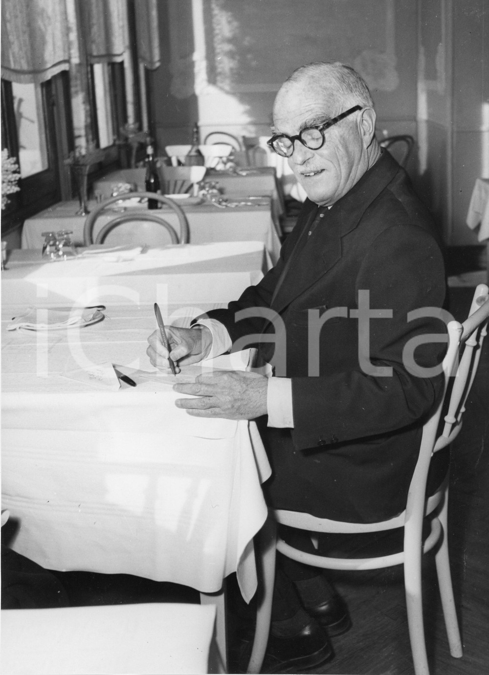 1955 RAPALLO Commediografo Thornton WILDER al ristorante - Foto 18x24 cm 1955Fotografia vintage rara d'epoca.Timbro archivio Publifoto Genova al verso.FORMATO: 18x24 cm CONDIZIONI: GICHARTA mette in vendita le stampe vintage della collezione Publifoto Genova, per la maggior parte inedita o in tiratura di pochi esemplari. Si tratta di un'ottima opportunit&agrave; di investimento per i collezionisti di fotografie d'epoca.    originale e autentica 1