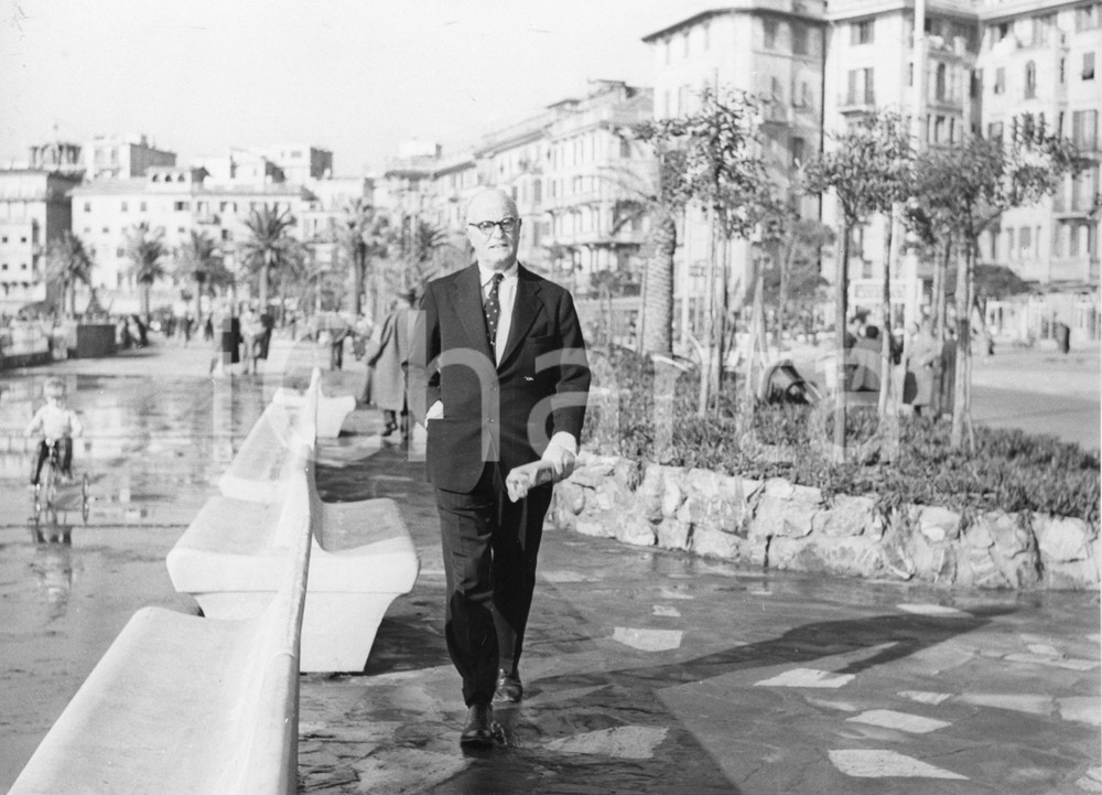 1955 RAPALLO Thornton WILDER commediografo americano (2) Foto 24x18 cm 1955Fotografia vintage rara d'epoca.Timbro archivio Publifoto Genova al verso.FORMATO: 24x18 cm CONDIZIONI: FAIR (difetti di stampa e piccola mancanza di pellicola al margine superiore)ICHARTA mette in vendita le stampe vintage della collezione Publifoto Genova, per la maggior parte inedita o in tiratura di pochi esemplari. Si tratta di un'ottima opportunit&agrave; di investimento per i collezionisti di fotografie d'epoca.    originale e autentica 1