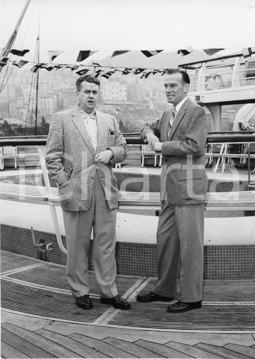 1955 GENOVA T/N Independence - Crociera dei miliardari - Foto 18x24 cm 1955Fotografia vintage rara d'epoca.Timbro archivio Publifoto Genova al verso.FORMATO: 18x24 cm CONDIZIONI: G (ma difetti di stampa)ICHARTA mette in vendita le stampe vintage della collezione Publifoto Genova, per la maggior parte inedita o in tiratura di pochi esemplari. Si tratta di un'ottima opportunit&agrave; di investimento per i collezionisti di fotografie d'epoca.    originale e autentica 1