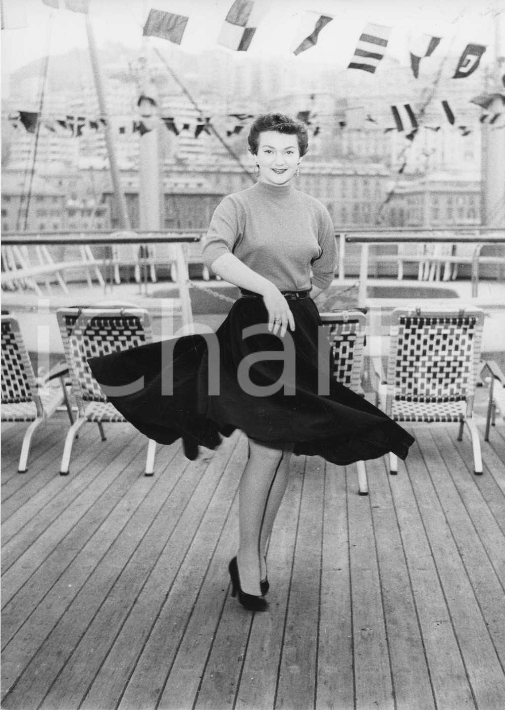 1955 GENOVA T/N Independence - Pat WOOD alla crociera dei miliardari *Foto 18x24 1955Fotografia vintage rara d'epoca.Timbro archivio Publifoto Genova al verso.FORMATO: 18x24 cm CONDIZIONI: G (ma difetti di stampa)ICHARTA mette in vendita le stampe vintage della collezione Publifoto Genova, per la maggior parte inedita o in tiratura di pochi esemplari. Si tratta di un'ottima opportunit&agrave; di investimento per i collezionisti di fotografie d'epoca.    originale e autentica 1