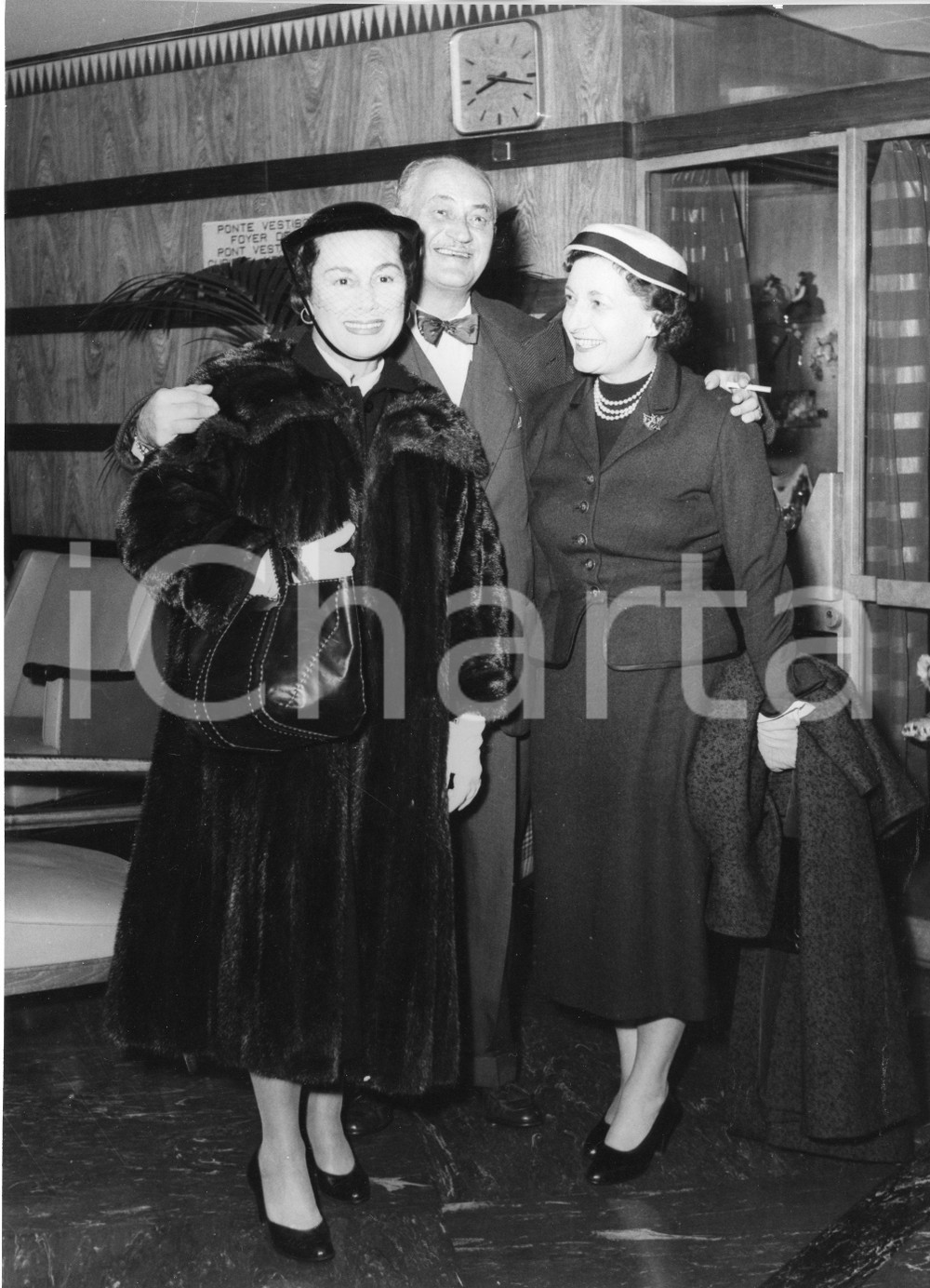 1955 GENOVA Arrivo mezzosoprano Gladys SWARTHOUT con il marito Frank CHAPMAN (1) 1955Fotografia vintage rara d'epoca.Timbro archivio Publifoto Genova al verso.FORMATO: 18x24 cm CONDIZIONI: G (ma lievi increspature)ICHARTA mette in vendita le stampe vintage della collezione Publifoto Genova, per la maggior parte inedita o in tiratura di pochi esemplari. Si tratta di un'ottima opportunit&agrave; di investimento per i collezionisti di fotografie d'epoca.    originale e autentica 1