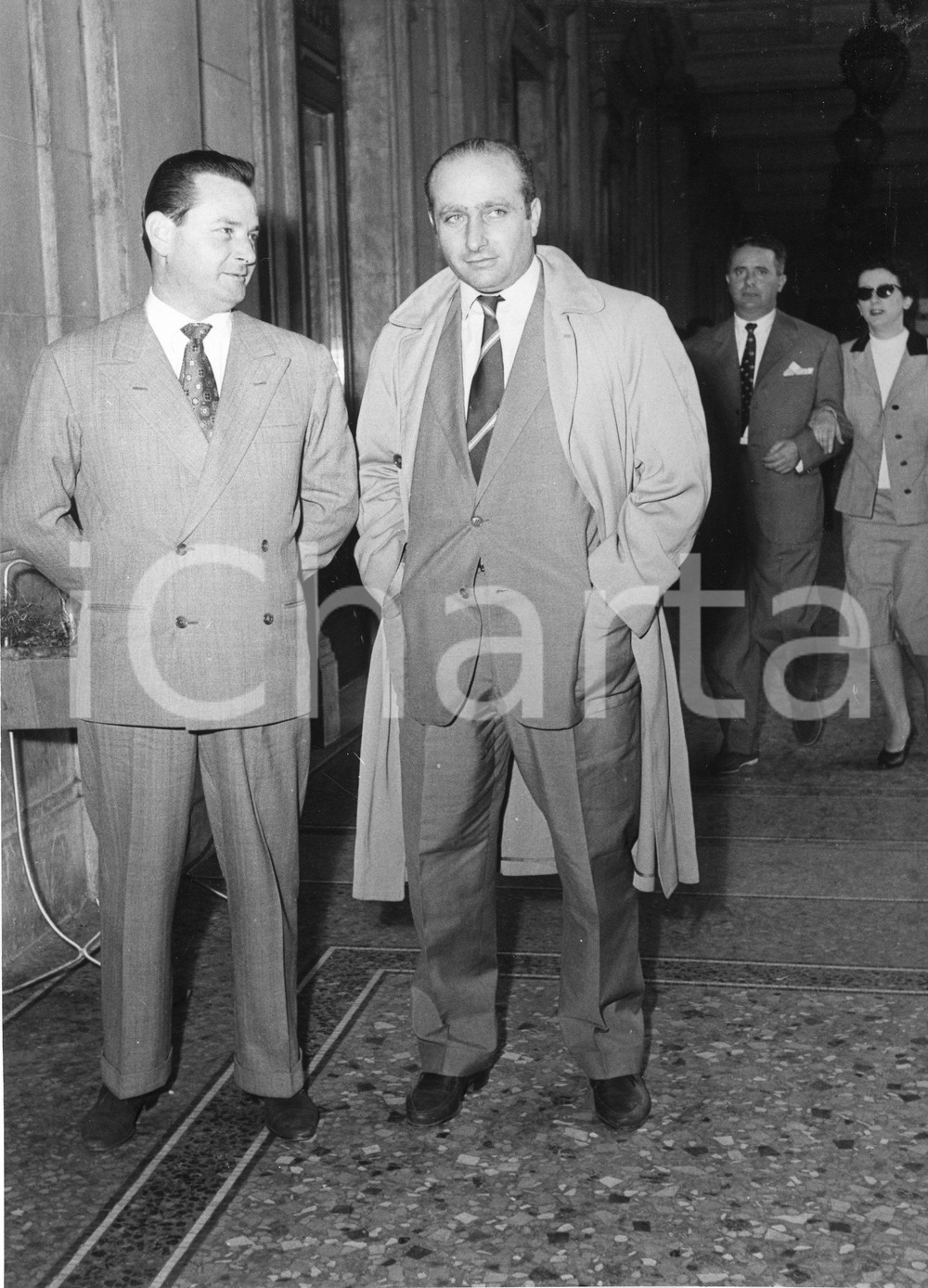 1955 GENOVA Pilota Juan Manuel FANGIO a Ponte dei Mille - Foto 18x24 cm 1955Fotografia vintage rara d'epoca.Timbro archivio Publifoto Genova al verso.FORMATO: 18x24 cm CONDIZIONI: G ICHARTA mette in vendita le stampe vintage della collezione Publifoto Genova, per la maggior parte inedita o in tiratura di pochi esemplari. Si tratta di un'ottima opportunit&agrave; di investimento per i collezionisti di fotografie d'epoca.    originale e autentica 1
